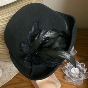 Vintage black wool with real feathers women's hat.   circumference:  21 inches